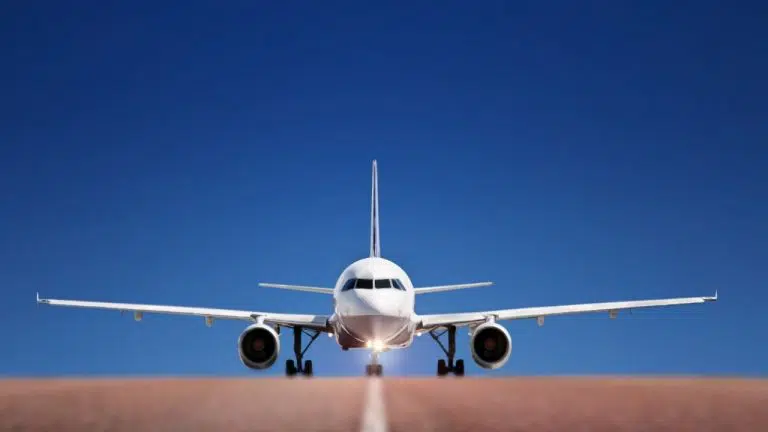 Travel-plane-runway