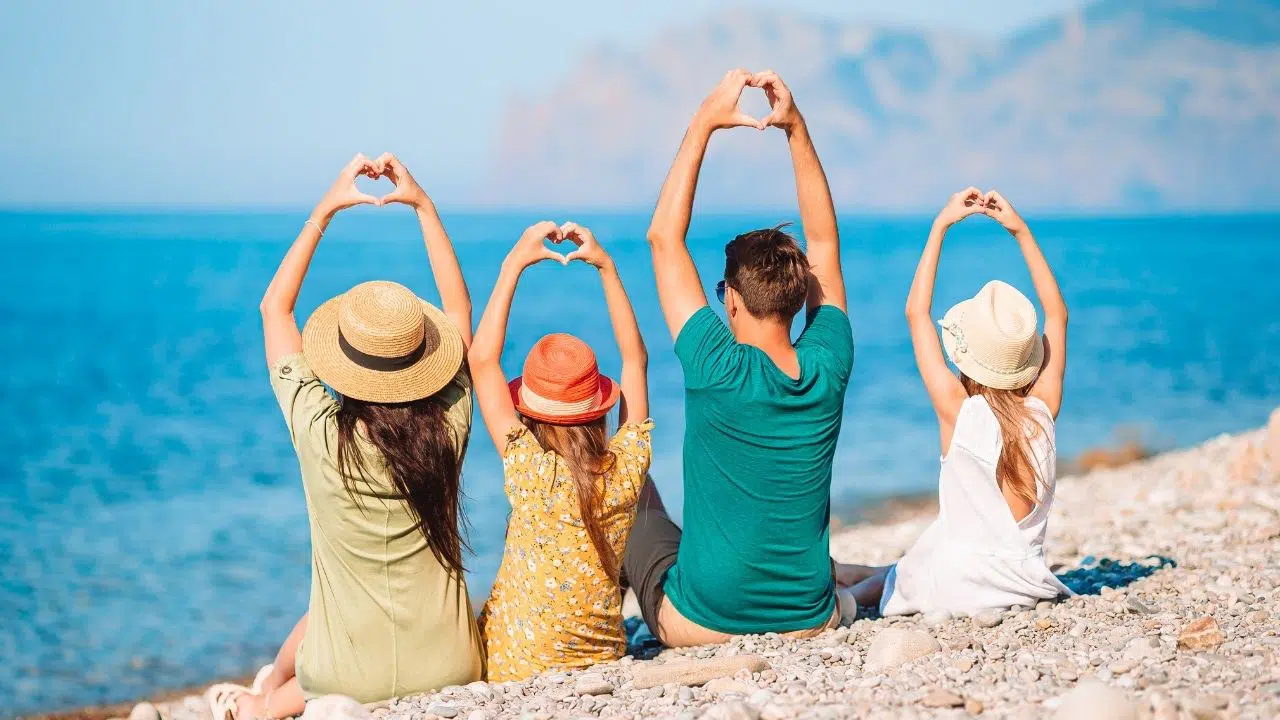 Family-vacation-happy-beach