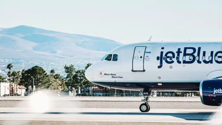 JetBlue-Airplane-On-Runway